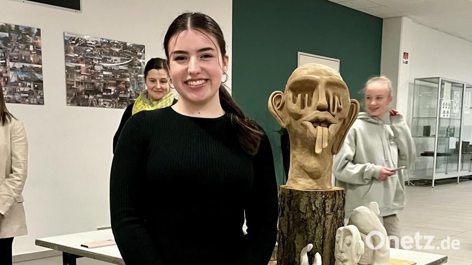 Lara-Marie Grillmeier und ihr Kunstwerk. Bild: Benkhardt