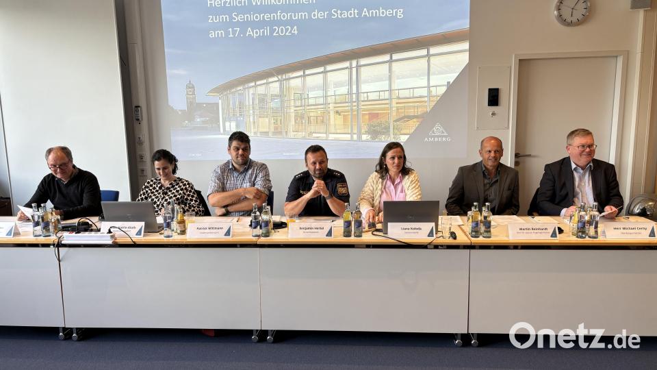 Auf dem Podium saßen die Ansprechpartner beim Seniorenforum, darunter auch Oberbürgermeister Michael Cerny (rechts). Bild: e