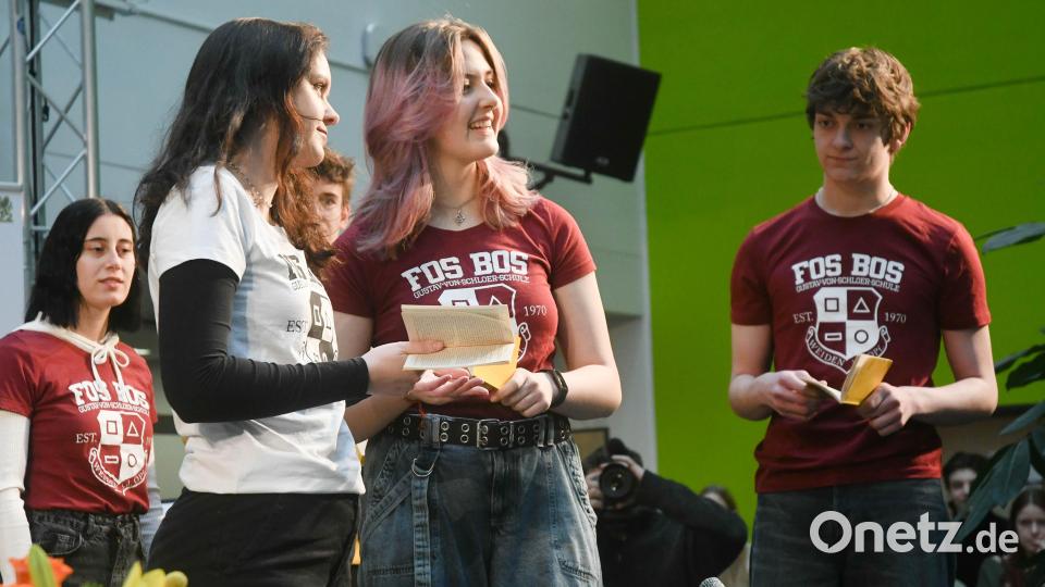 Die Theater-AG begeistert mit einem unterhaltsamen Begrüßungsstück. Bild: Gabi Schönberger