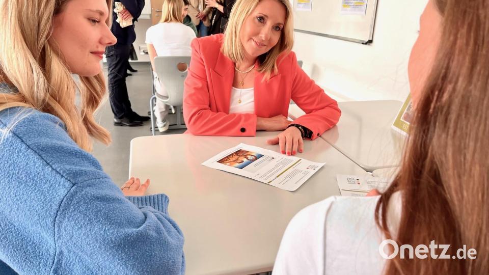 Anna Stolz besucht FOS/BOS Weiden. Bild: Gabi Schönberger