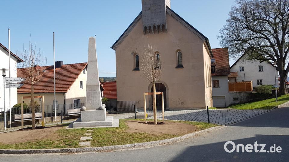 Der Kirchplatz mit den zwei neu angepflanzten Feldahorn-Bäumen bildet den Mittelpunkt von Burgtreswitz. Bild: gi