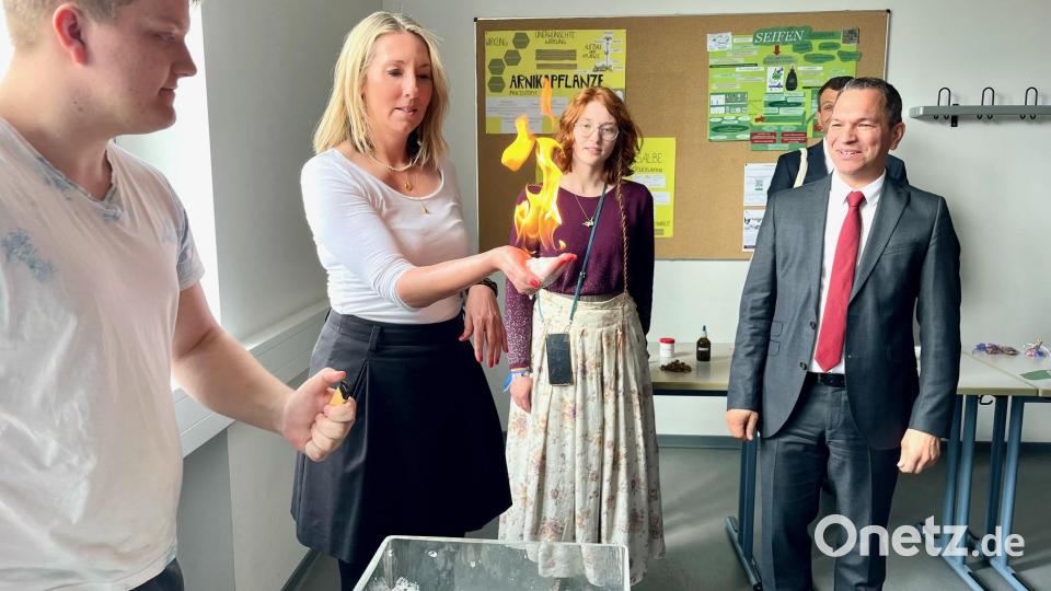 Wie ist das möglich? Die Flamme in der Hand ist keine Hexerei. Bild: Gabi Schönberger