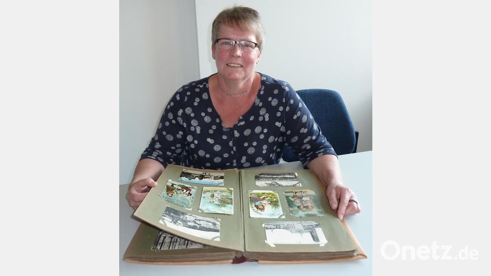 Johanna Ponnath blättert im Ansichtskarten-Album ihrer Großmutter Babette. Die rund 300 Karten sind in einem neuwertigen Zustand und wurden in den Jahren 1911 bis 1920 gesendet. Bild: Portner