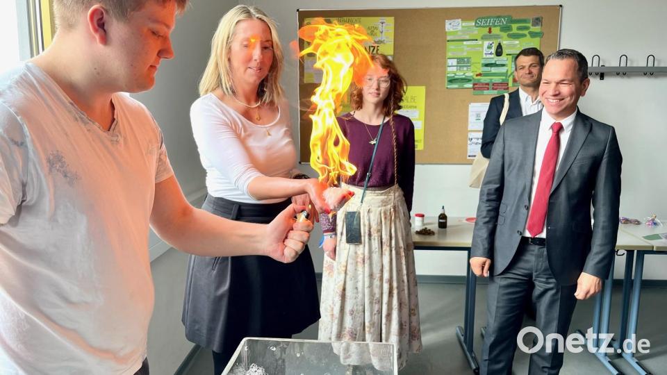 Wie ist das möglich? Die Flamme in der Hand ist keine Hexerei. Bild: Gabi Schönberger