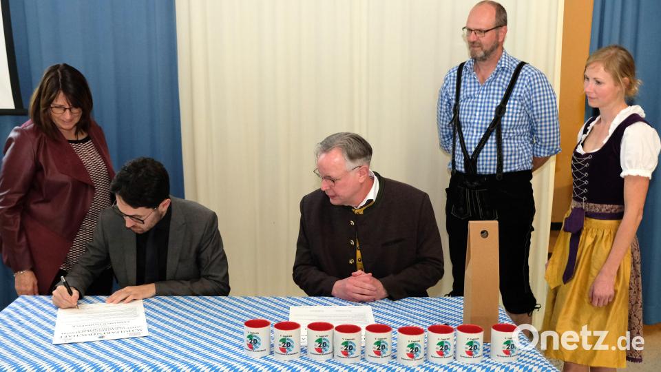Beim Unterzeichnen der Partnerschaftsurkunde: Prof. Nicola Bonini (Zweiter von links) und Schulleiter Harald Olschner (Mitte). Mit im Bild (von links) Luciana Ragazoni, Werner Dobmeier und Sandra Hofmann (von links) Bild: do