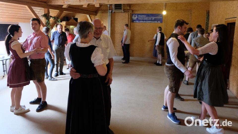 14 Paare treffen sich zurzeit auf dem Grafenreuther Tanzboden, um dort traditionelle Volkstänze zu lernen. Die Gisela und Helmut Bock bieten regelmäßig solche Tanzkurse an. Bild: le