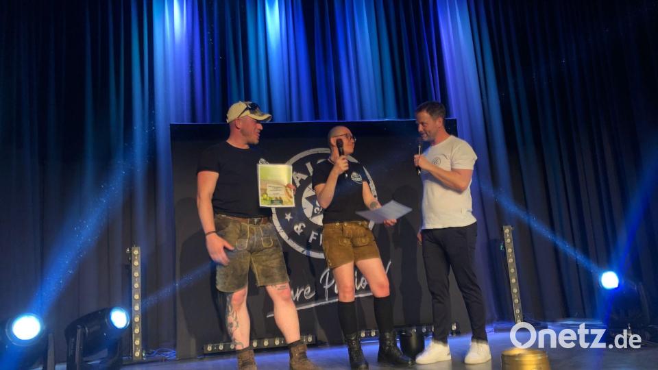 Wolfgang Bösl und Carina Hauk übernehmen die Urkunde für den 3. Platz Bild: rn