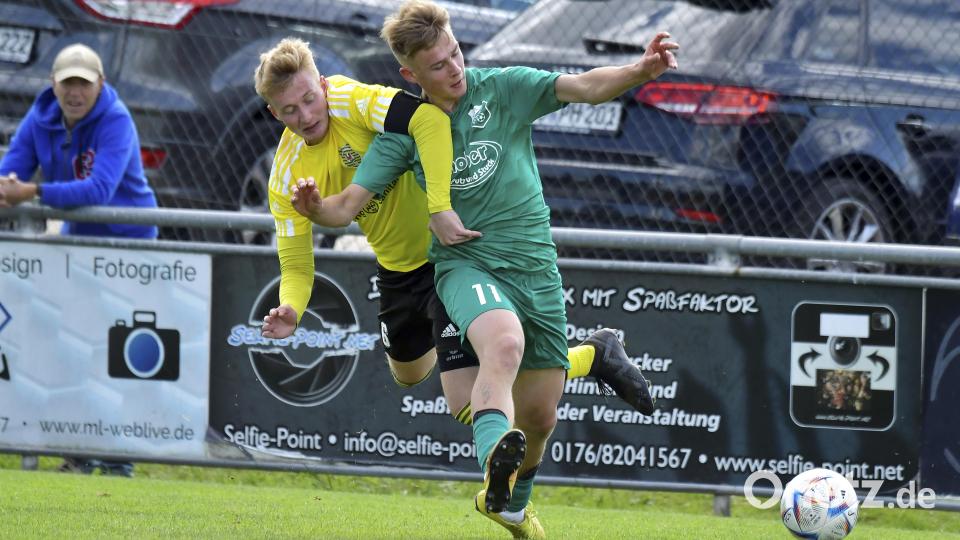 Das Hinspiel zwischen dem SV Hahnbach (links Michael Hefner) und dem 1. FC Schlicht (rechts Simon Pirner) war hart umkämpft. Die Punkte behielt letztlich Schlicht mit einem 2:1-Sieg. Archivbild: Hubert Ziegler
