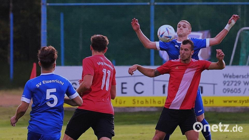 Hände hoch: Der Etzenrichter Tom Griesbeck und Dominik Mandula von der SpVgg Vohenstrauß machen die gleiche Handbewegung. Der SV Etzenricht möchte in Vohenstrauß zu gerne den 3:1-Hinrundensieg wiederholen. Bild: war