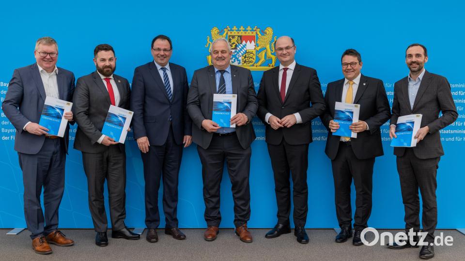 Neustadts Bürgermeister Sebastian Dippold (Zweiter von links) und sein Amtskollege Armin Bulenda aus Moosbach (rechts) freuen sich über die Förderbescheide zum Breitbandausbau. Finanzminister Albert Füracker (Dritter von rechts) übergab sie am Donnerstag in Nürnberg. Bild: StMFH/Christian Blaschka