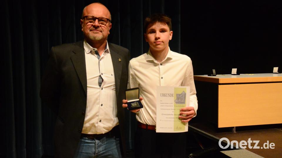 Bayerischer Meister Alexander Leichte (rechts) von der 2. Wasserballmannschaft des Schwimmvereins Weiden, hier mit seinem Trainer, ist in die Nationalmannschaft berufen worden. Bild: Kunz