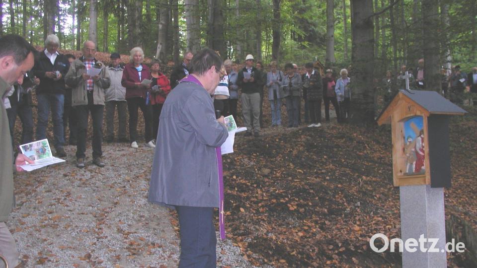 Pfarrer Ferdinand Weinberger segnete die vierzehn Stationen im September 2019. Archivbild: gis
