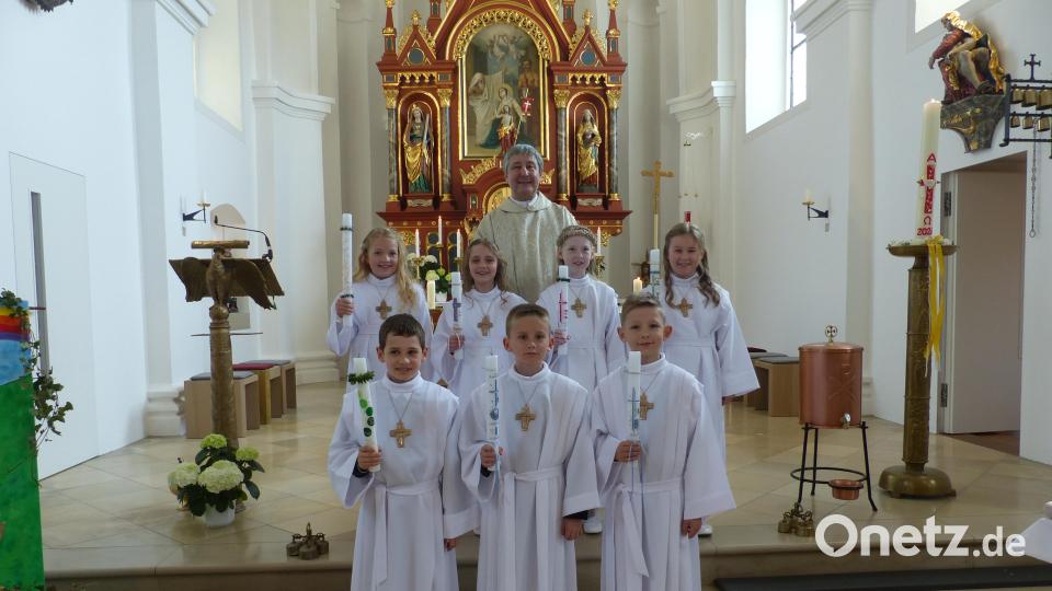 Die vier Mädchen und Buben mit Pfarrer Nieciecki, die zum ersten Mal zum Tisch des Herrn in der restaurierten Pfarrkirche traten. Bild: sl