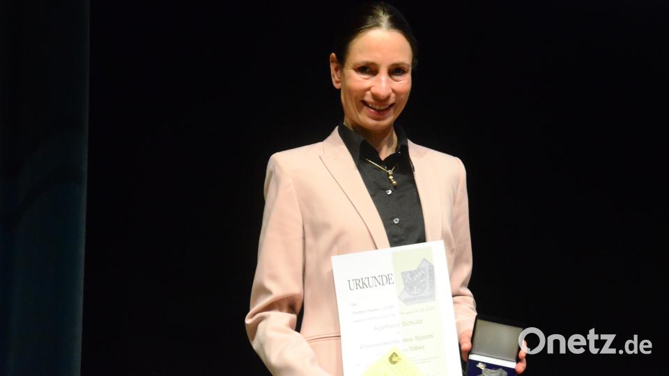 Adelheid Schütz vom VC Corona Weiden ist Bayerische Meisterin im Einzelzeitfahren. Ihr Weltmeistertitel im Einzelzeitfahren war leider nicht ehrungsrelevant, da es sich um eine private Veranstaltung gehandelt hatte. Bild: Kunz