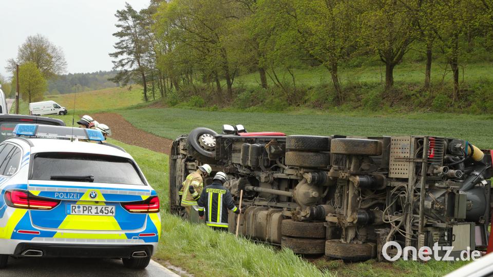 Unfall auf der AS 8 bei Thanheim. Ein LKW ist von der Fahrbahn abgekommen und umgestürzt. Bild: Wolfgang Steinbacher