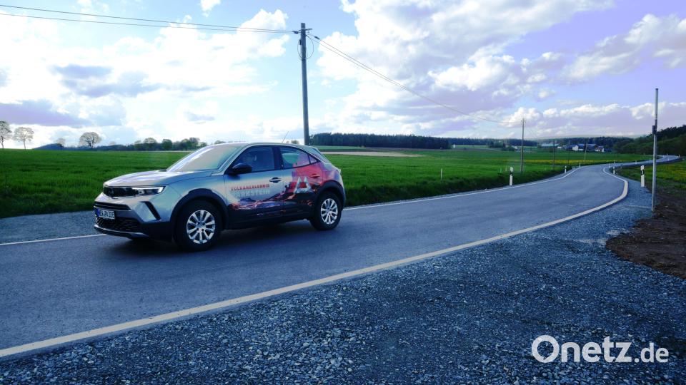 Höchst offiziell befährt das E-Auto des Marktes Parkstein als erstes die ertüchtigte Gemeindeverbindungsstraße Hammerles-Pinzenhof. Bild: bey