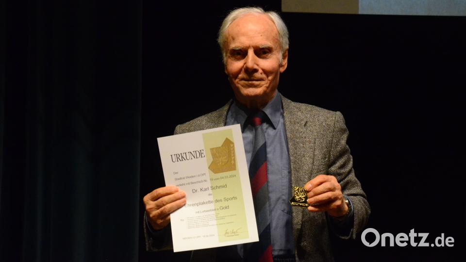 Karl Schmid von der SpVgg SV Weiden ist Doppel-Weltmeister im 60-Meter-Lauf und Weitsprung AK 85 M im polnischen Torun geworden. Bild: Kunz