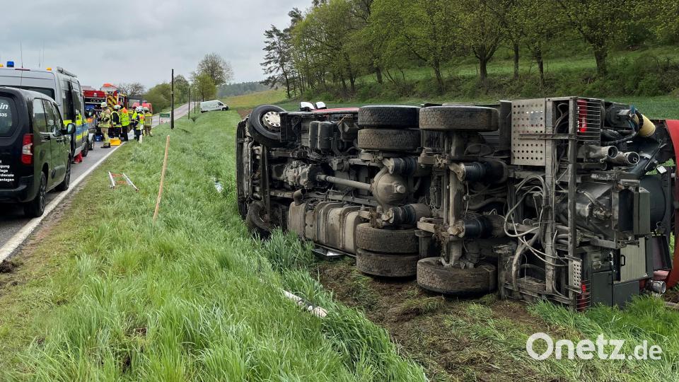 Nahe der Einöde Ruiding, die zur Gemeinde Ensdorf gehört, ist am Freitagvormittag, 19. April, ein Lkw von der Fahrbahn abgekommen, umgekippt und nach einer kurzen Rutschpartie im Straßengraben liegen geblieben. Der Fahrer konnte sich selbst befreien, er ist nach ersten Informationen nicht oder nur leicht verletzt. Bild: Wolfgang Steinbacher