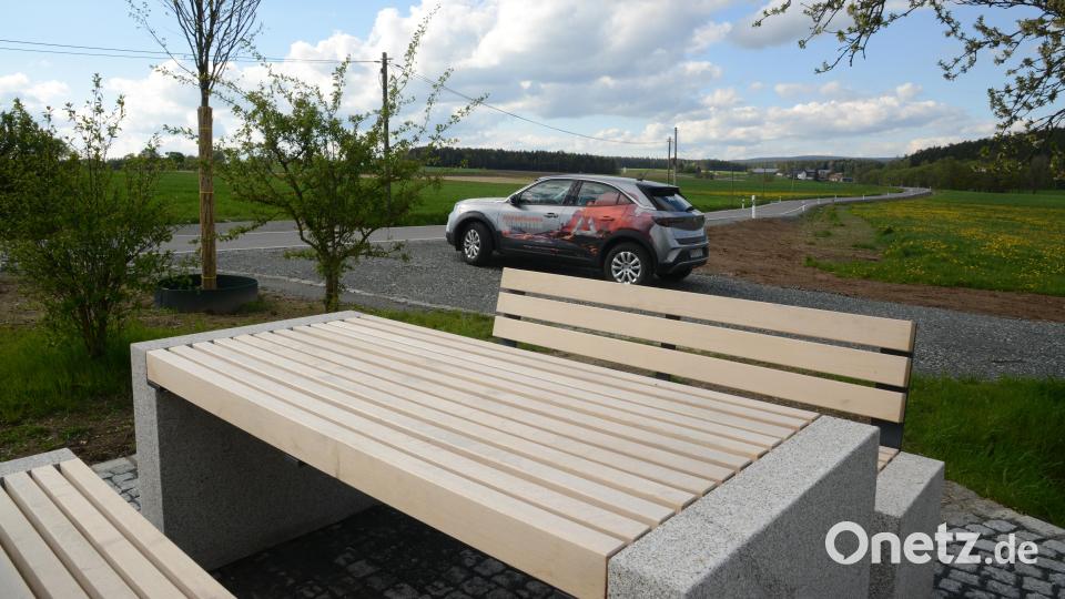 Die Ertüchtigung der Gemeindeverbindungsstraße Hammerles-Pinzenhof ist abgeschlossen. Bei Arbeiten wurde auch die Sitzgruppe (im Vordergrund) errichtet. Bild: bey