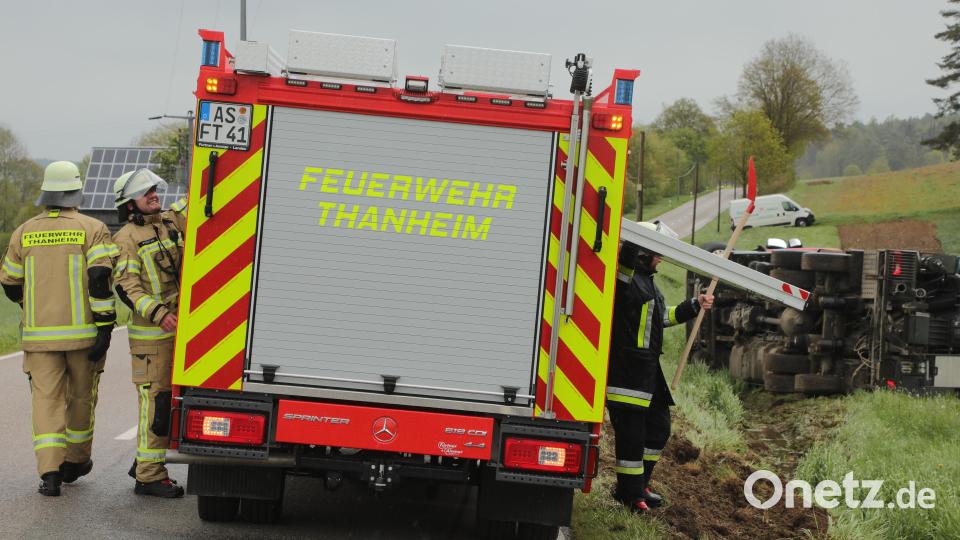 Die Feuerwehren aus Thanheim, Vilshofen und Ensdorf sicherten den Verkehr und halfen bei der Bergung des umgestürzten Lkw. Bild: Wolfgang Steinbacher