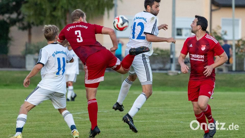 In der Bezirksliga Nord kommt es zum Landkreisduell zwischen dem SV Schwarzhofen und der SpVgg Pfreimd. Bild: Guenter Uschold