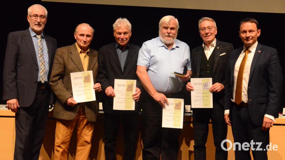 Zur Plakette ohne Lorbeerkranz in Silber und Bronze gratulieren Oberbürgermeister Jens Meyer (rechts) und der Präsident des Stadtverbands für Leibesübungen, Reinhard Meier (links), Gerhard Specht, Waldemar Reil, Helmut Götz und Reinhold Wildenauer (von links). Specht ist auch Deutscher Meister im Tennis-Doppel AK 85 plus. Bild: Kunz