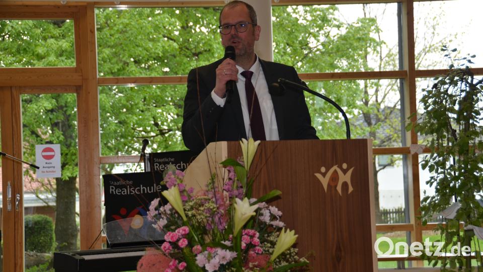 Realschuldirektor Kilian Graber dankte schlussendlich allen, die diese Schule zu einem Vorzeigemodell werden ließen. Bild: dob