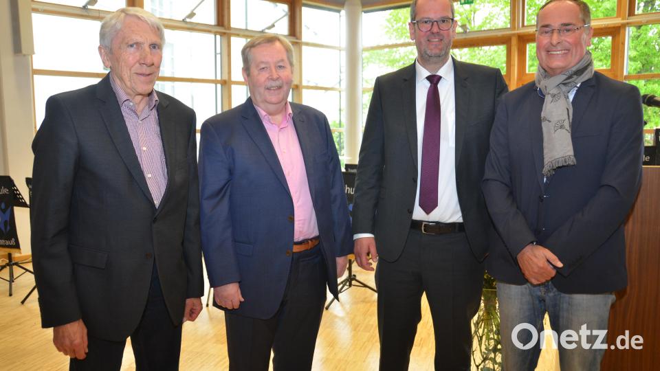 Sie führten die Realschule in der Vergangenheit und in der Gegenwart in eine erfolgreiche Zukunft: (von links nach rechts) der ehemalige Rektor Hermann Weig, unter dessen Amtszeit die Realschule umgebaut wurde, Direktor a, D. Dr. Andreas Meier, der amtierende Direktor Kilian Graber und der ehemalige Direktor Markus Hartl, der mittlerweile an der Max-Ulrich-von-Drechsel-Realschule in Regenstauf beheimatet ist. Bild: dob