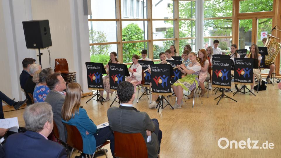 Die Schüler-Big-Band der Realschule gestaltete die Feierlichkeiten mit dem Schulchor festlich musikalisch mit. Bild: dob