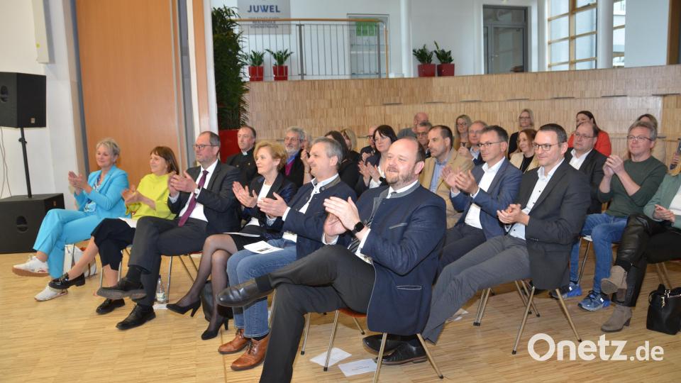 Rund zwei Stunden feierten die vielen Ehrengäste mit den Verantwortlichen der Realschule das 60-jährige Bestehen der Bildungseinrichtung. Bild: dob