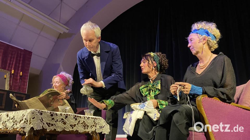 Bei Charlotte, Clementine und Cäcilie ist Rudolf nicht nur Diener dreier Damen, sondern auch Hahn im Korb. Bild: aub