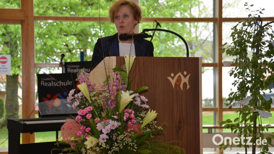 Leitende Realschuldirektorin Mathilde Eichhammer, Ministerialbeauftragte der Realschulen in der Oberpfalz, hielt die Festrede. Bild: dob