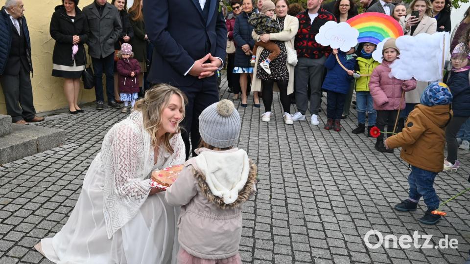 Mit dem Lied &quot;Ich schenk dir einen Regenbogen&quot; überreichen die Kinder der Braut Cornelia ein Kuchenherz. Bild: kki