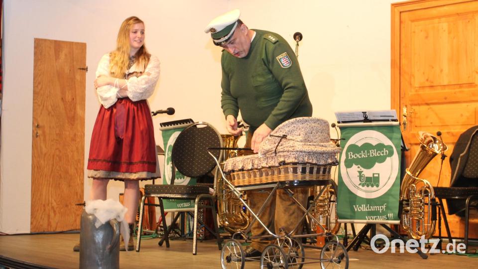 Die Akteure der Dorfbühne erhalten viel Beifall für lustige Alltagsszenen. Bild: pi