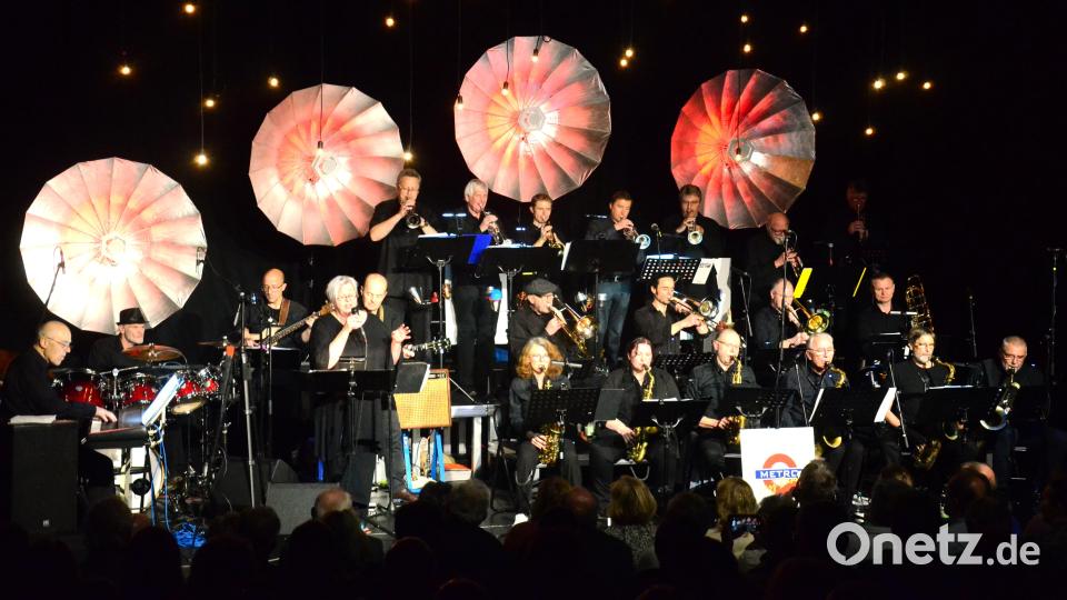 Die Metro-Big-Band mit Sängerin Andrea "Bibi" Bibel im alten Ring-Kino. Bild: Kunz