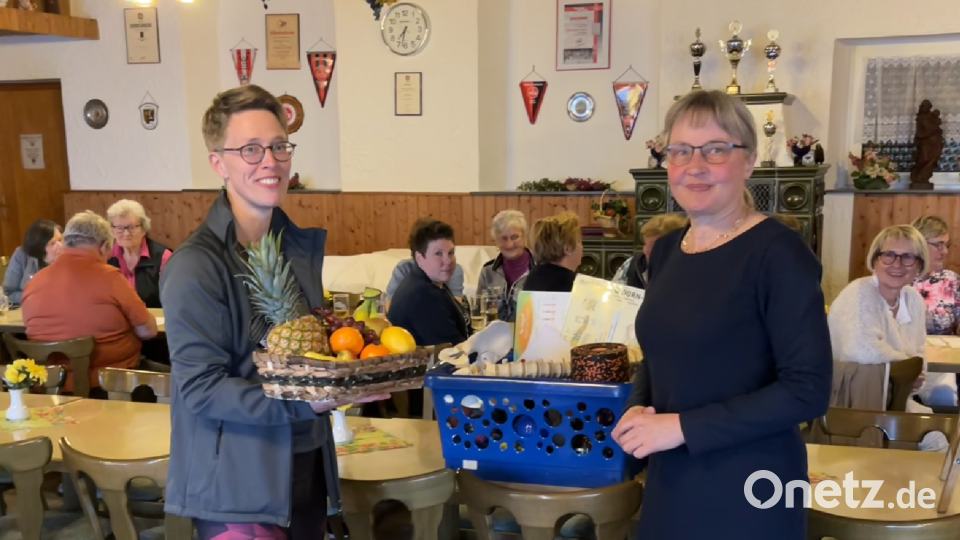 Als Dank für den Vortrag überreichte FU-Vorsitzende Rita Korb (rechts) einen bunten Obstkorb an Doris Grillmeier. Bild: Frauen-Union Wiesau/exb
