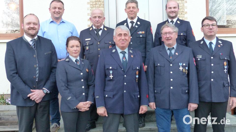 Die Geehrten der FFW Leuchtenberg mit den Ehrengästen Bild: sl
