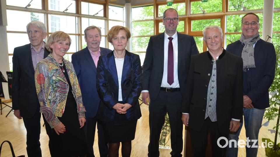 Ein Bild mit besonderem Wert: der ehemalige Rektor Hermann Weig, die Ministerialbeauftragte a. D. Maria Kinzinger, Realschuldirektor a. D. Dr. Andreas Meier, Ministerialbeauftragte Mathilde Eichhammer, Realschuldirektor Kilian Graber, Ministerialbeauftragter a. D. Ludwig Meier und der ehemalige Direktor Markus Hartl, der mittlerweile an der Max-Ulrich-von-Drechsel-Realschule in Regenstauf beheimatet ist (von links nach rechts). Bild: dob