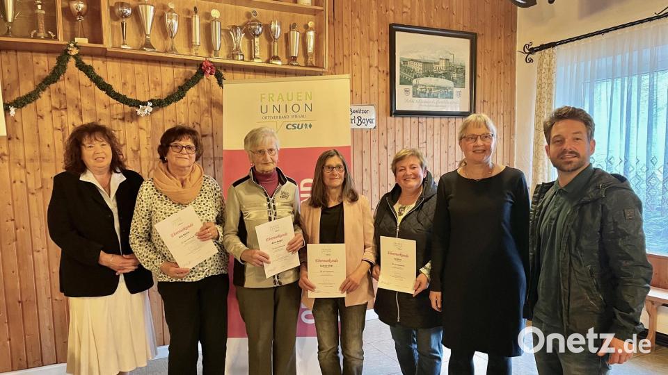 Treue Mitglieder ehrte die FU Wiesau. Im Bild von links Olga Luft, Rita Bächer, Anna Burger, Gudrun Völkl, Evi Dutz, Rita Korb, Zweiter Bürgermeister Michael Dutz. Bild: Frauen-Union Wiesau/exb