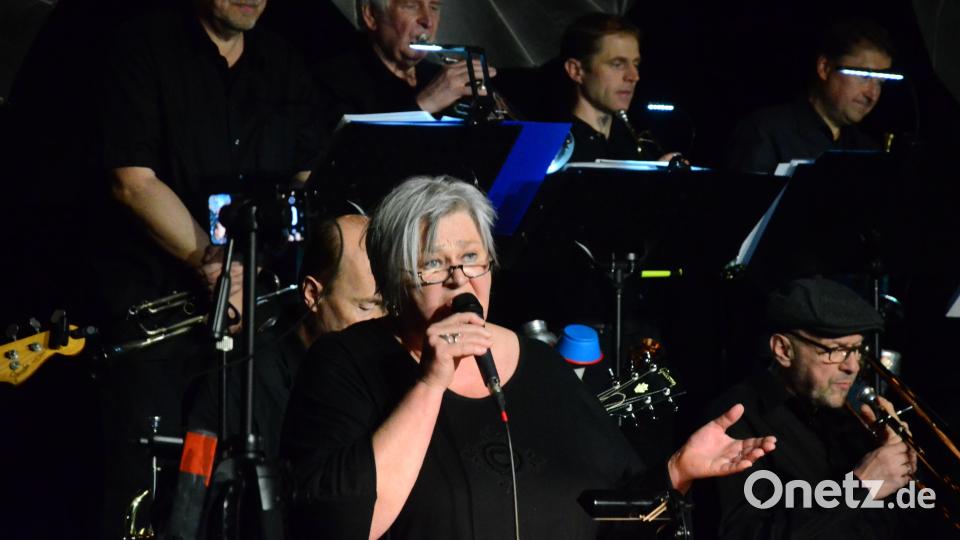 Andrea "Bibi" Bibel mit der Bläserfraktion im Rücken. Rechts der in der Profiszene bekannte Startrompeter Andrey Lobanov. Bild: Kunz