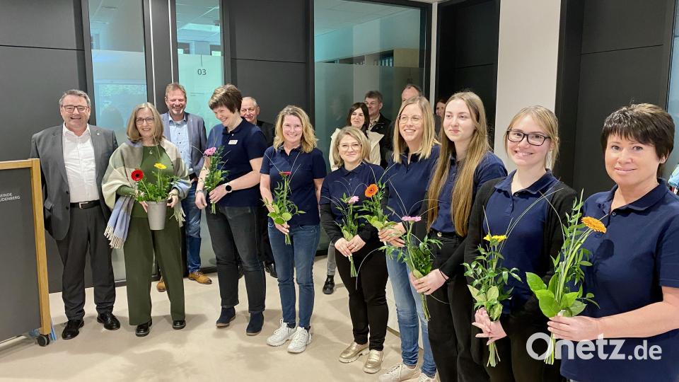 Für das Personal der Kinderkrippe &quot;Hammermühlenkinder&quot; gab es zur Eröffnung des Erweiterungsbaus Blumen. Bild: gri