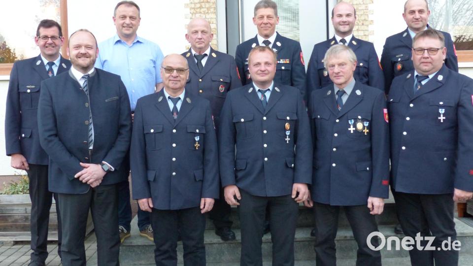 Die geehrten der FFW Lerau mit Ehrengästen Bild: sl