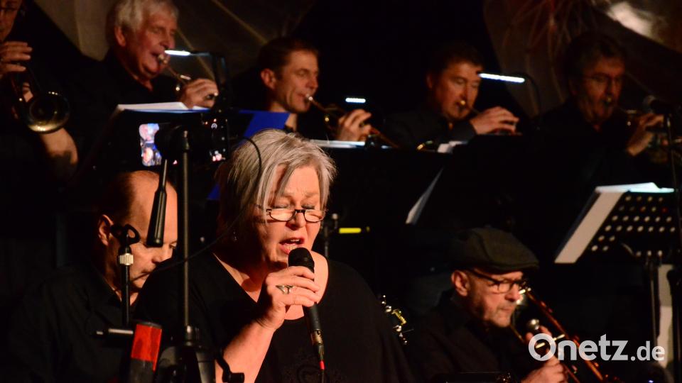 Andrea "Bibi" Bibel mit der Bläserfraktion im Rücken. Zweiter von Rechts der in der Profiszene bekannten Startrompeter Andrey Lobanov. Bild: Kunz