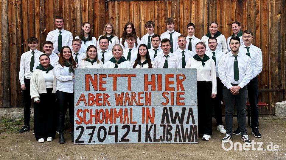 Die Landjugend Unterauerbach freut sich auf ihr Fest am 27. April und hat eigens für Oberpfalz-Medien ein Foto samt Werbung gemacht. Einheimische sprechen von Unterauerbach kurz und bündig von Awa. Bild: Valentina Schart