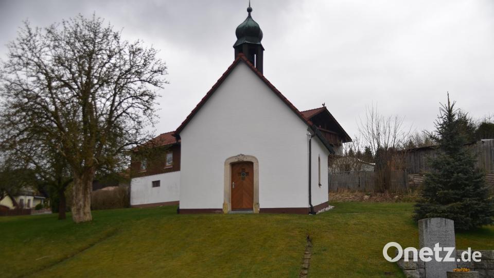 Für Trocknungsarbeiten muss bei der Witzlasreuther Ortskapelle Putz abgeschlagen und dann wieder aufgetragen werden. Archivbild: ak