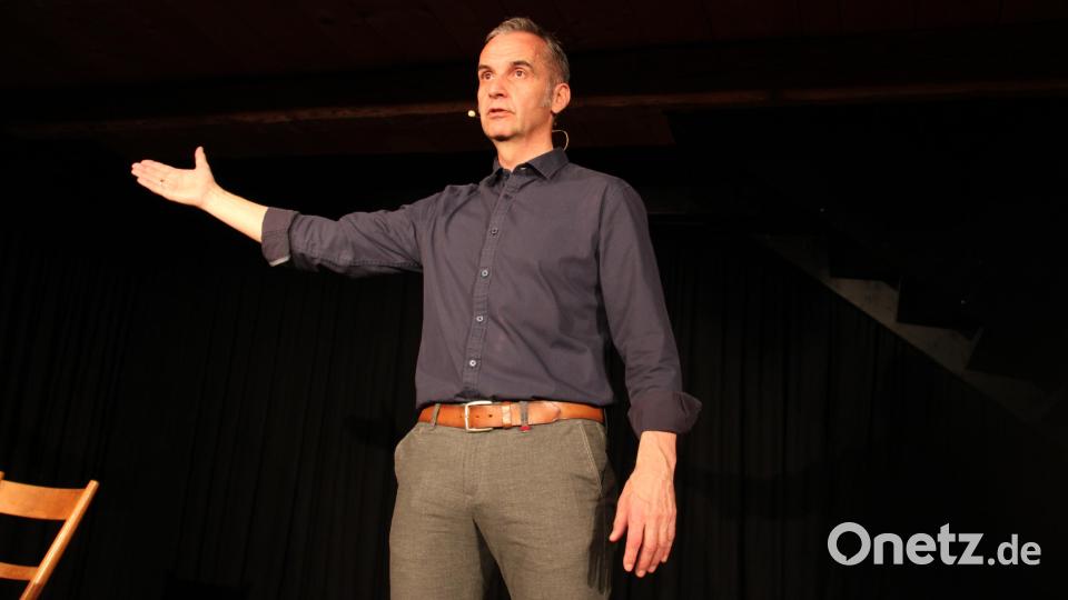 Der oberbayerische Kabarettist Stefan Kröll bringt das Schafferhof-Publikum mit seinem Programm &quot;Aufbruch&quot; nicht nur zum Lachen, sondern motiviert es auch. Bild: prh