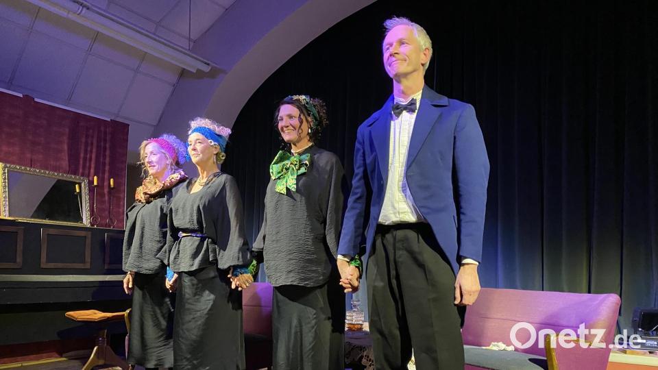 &quot;Fisch zu viert&quot; - schauspielerisch serviert von (v.l.) Ute Czichon, Tine Fiala, Monika zwack und Peter Maier Bild: aub