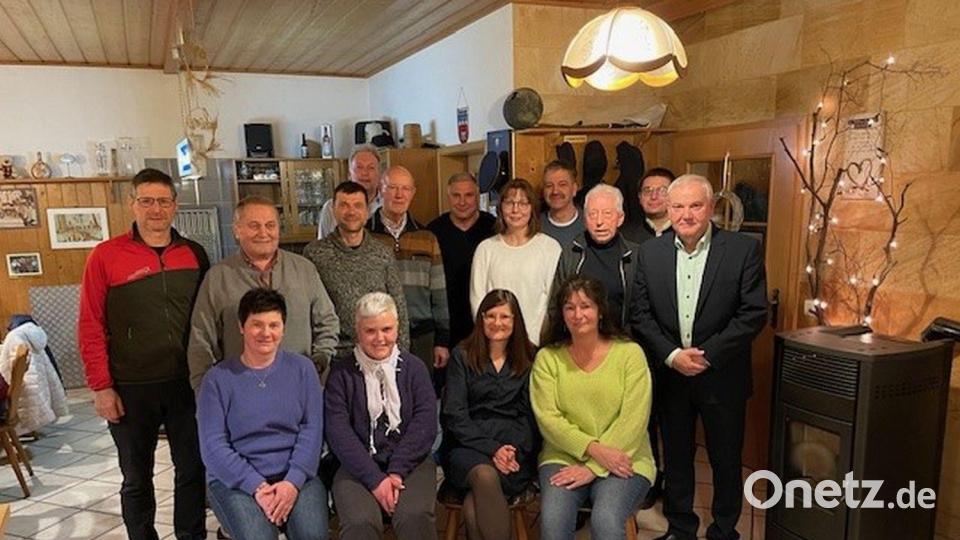 Bürgermeister Günter Kopp (rechts) dankte der Vorstandsriege für das Engagement beim Erhalt der Witzlasreuther Kapelle. Bild: Gemeinde Kulmain/exb