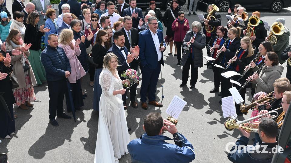 Mit der &quot;Böhmischen Liebe&quot; und anderen bekannten Stücken macht die Pirker Blaskapelle den frisch Vermählten ihre Aufwartung. Bild: kki