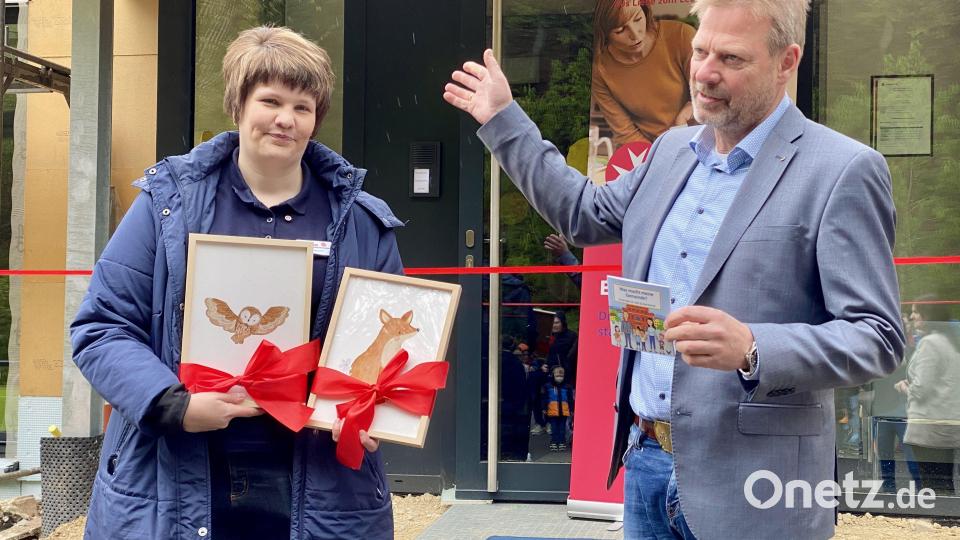 Krippen-Leiterin Nina Rossow und Bürgermeister Alwin Märkl freuen sich über den Abschluss der Baumaßnahme. Bild: gri